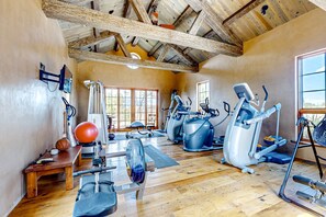 Fitness facility - Windy Acres Retreat - Patio, Outdoor Kitchen, Gym (Santa Fe)