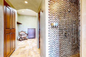 Shower, hair dryer, towels, shampoo - Windy Acres Retreat - Patio, Outdoor Kitchen, Gym (Santa Fe)