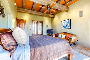 2 bedrooms, iron/ironing board, WiFi, bed sheets - Windy Acres Retreat - Patio, Outdoor Kitchen, Gym (Santa Fe)