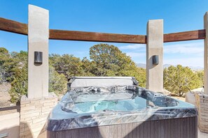 Outdoor spa tub - Mountain-View Magic - Huge Views, Hot Tub & Patio (Santa Fe)