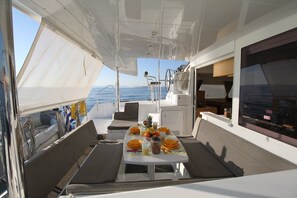 Outdoor dining - Sun-Kissed Sailing Adventure in Islas Sarónicas (Alimos)