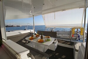 Outdoor dining - Sun-Kissed Sailing Adventure in Islas Sarónicas (Alimos)