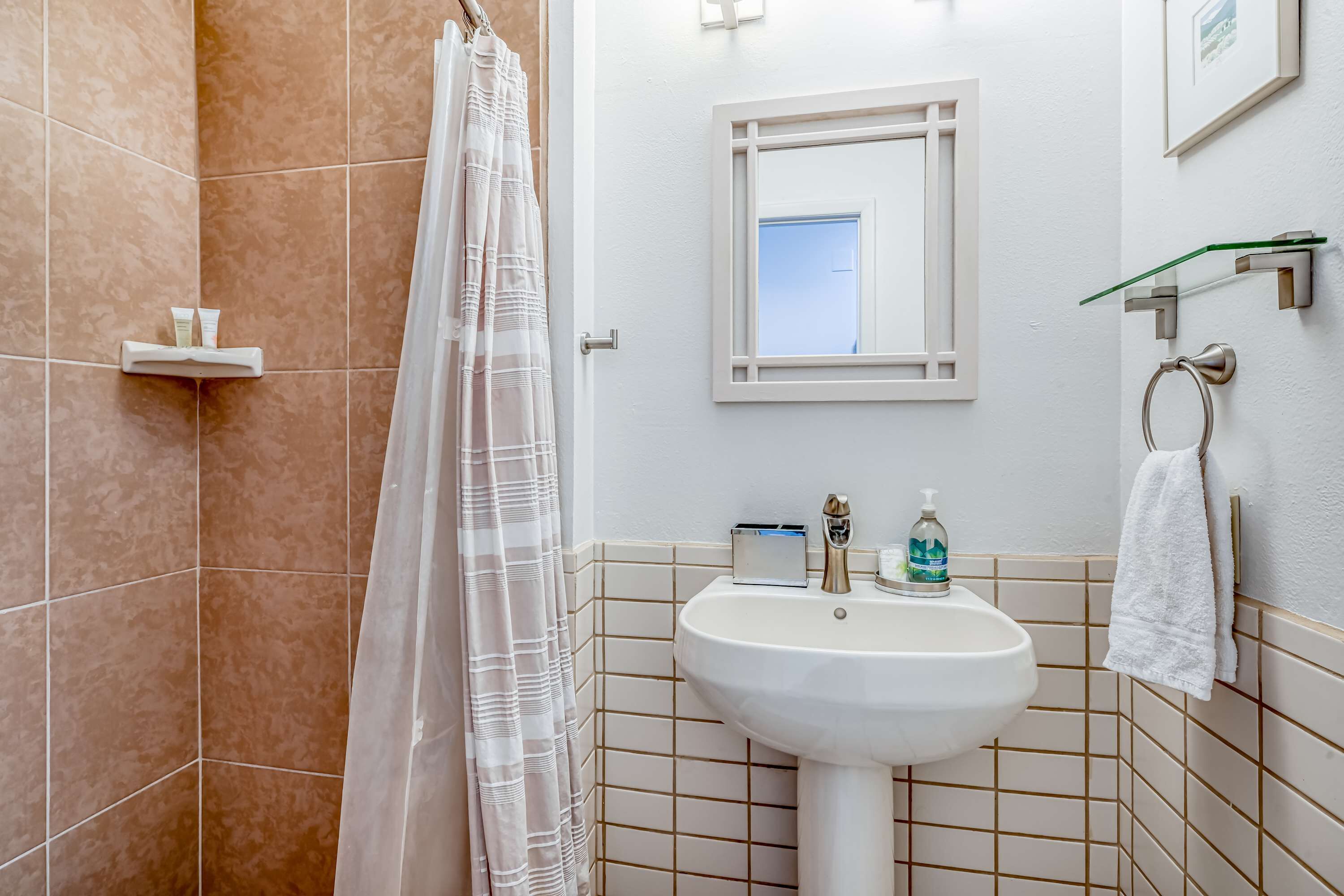 Douche, serviettes fournies, shampooing