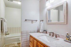 Een douche, handdoeken, shampoo