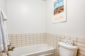 Een douche, handdoeken, shampoo