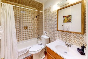 Shower, hair dryer, towels, shampoo - Kathryn Place Casita - Walk to Downtown & Railyard (Santa Fe)
