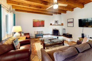 TV, fireplace, offices - Kathryn Place Casita - Walk to Downtown & Railyard (Santa Fe)