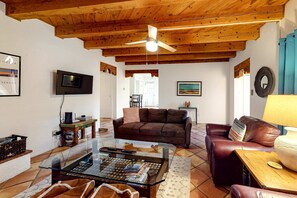 TV, fireplace, offices - Kathryn Place Casita - Walk to Downtown & Railyard (Santa Fe)