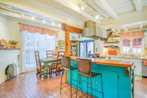 Fridge, microwave, oven, stovetop - Casa De Muneco - Adobe Charm, Steps from Canyon Rd (Santa Fe)