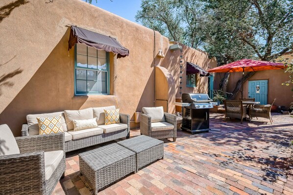 Outdoor dining - Casa De Muneco - Adobe Charm, Steps from Canyon Rd (Santa Fe)