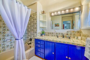 Shower, towels, shampoo - Casa De Muneco - Adobe Charm, Steps from Canyon Rd (Santa Fe)