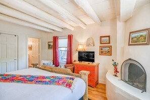 Desk, WiFi, bed sheets - Casa De Muneco - Adobe Charm, Steps from Canyon Rd (Santa Fe)