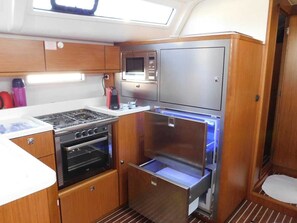 Private kitchen - Sun-Kissed Sailing Adventure in the Ionian Islands (Kontokali)