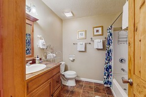 Shower, towels, shampoo - Angelica's Sorrento Home - Hike & Monte Verde Lake (Angel Fire)