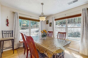 Dining - Angelica's Sorrento Home - Hike & Monte Verde Lake (Angel Fire)
