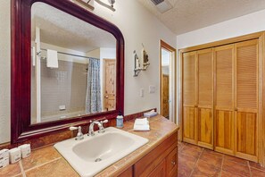 Shower, towels, shampoo - Angelica's Sorrento Home - Hike & Monte Verde Lake (Angel Fire)