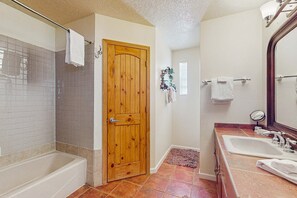 Shower, towels, shampoo - Angelica's Sorrento Home - Hike & Monte Verde Lake (Angel Fire)