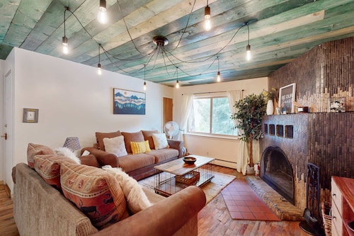Mountain condo with fireplace - short drive to Arroyo Seco & Taos Ski Valley