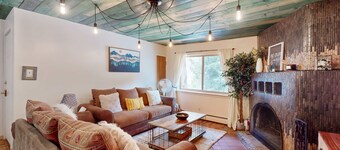 Mountain condo with fireplace - short drive to Arroyo Seco & Taos Ski Valley