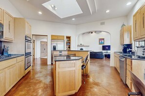 Fridge, microwave, oven, stovetop - Southwest Stunner - Hot Tub, Sauna & Game Room (Ranchos De Taos)