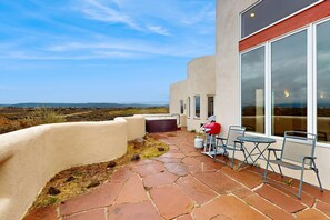 Terrace/patio - Southwest Stunner - Hot Tub, Sauna & Game Room (Ranchos De Taos)