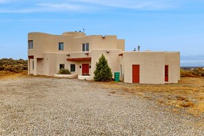 Exterior - Southwest Stunner - Hot Tub, Sauna & Game Room (Ranchos De Taos)