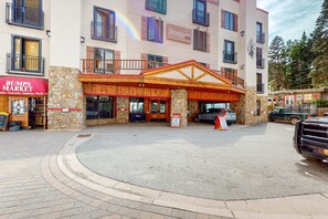 Exterior - Majestic Alpine Retreat - Walk to Lifts & Town (Taos Ski Valley)