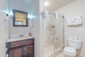 Shower, hair dryer, towels, shampoo - Majestic Alpine Retreat - Walk to Lifts & Town (Taos Ski Valley)