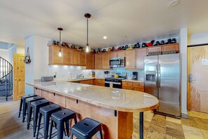 Fridge, microwave, oven, stovetop - Majestic Alpine Retreat - Walk to Lifts & Town (Taos Ski Valley)