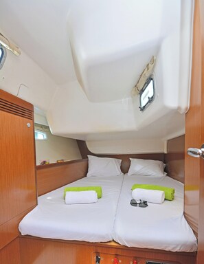 3 bedrooms, in-room safe - Sun-Kissed Sailing Adventure in Islas Sarónicas (Alimos)