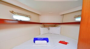 3 bedrooms, in-room safe - Sun-Kissed Sailing Adventure in Islas Sarónicas (Alimos)