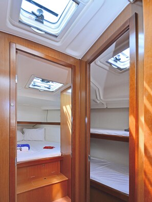 3 bedrooms, in-room safe - Sun-Kissed Sailing Adventure in Islas Sarónicas (Alimos)