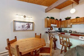 Interior - Sierra Del Sol 10 - Hot Tub, Walk to Lifts & Town (Taos Ski Valley)
