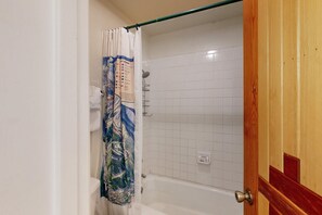 Shower, towels, shampoo - Sierra Del Sol 10 - Hot Tub, Walk to Lifts & Town (Taos Ski Valley)