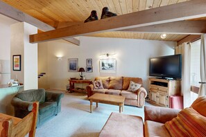 TV, fireplace, DVD player, offices - Sierra Del Sol 10 - Hot Tub, Walk to Lifts & Town (Taos Ski Valley)