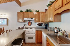 Fridge, microwave, oven, stovetop - Sierra Del Sol 10 - Hot Tub, Walk to Lifts & Town (Taos Ski Valley)