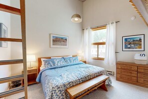 1 bedroom, iron/ironing board, WiFi, bed sheets - Sierra Del Sol 10 - Hot Tub, Walk to Lifts & Town (Taos Ski Valley)