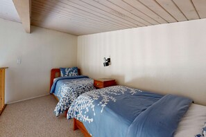 1 bedroom, iron/ironing board, WiFi, bed sheets - Sierra Del Sol 10 - Hot Tub, Walk to Lifts & Town (Taos Ski Valley)