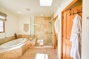 Shower, hair dryer, towels, shampoo - El Corazon 30 - Cozy Patios & Steps to the Plaza (Santa Fe)