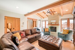 TV, fireplace - El Corazon 30 - Cozy Patios & Steps to the Plaza (Santa Fe)