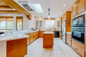 Fridge, microwave, oven, stovetop - Dos Vistas - Panoramic Views, Hot Tub & Firepit (Santa Fe)