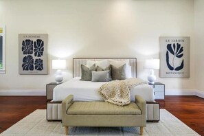 Iron/ironing board, free WiFi, bed sheets - New Luxe Super Villa by The Glam Homes (Plantation)