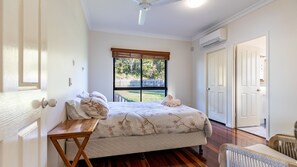 WiFi, bed sheets - Lady Agnes Beach House - right on Agnes beach (Agnes Water)