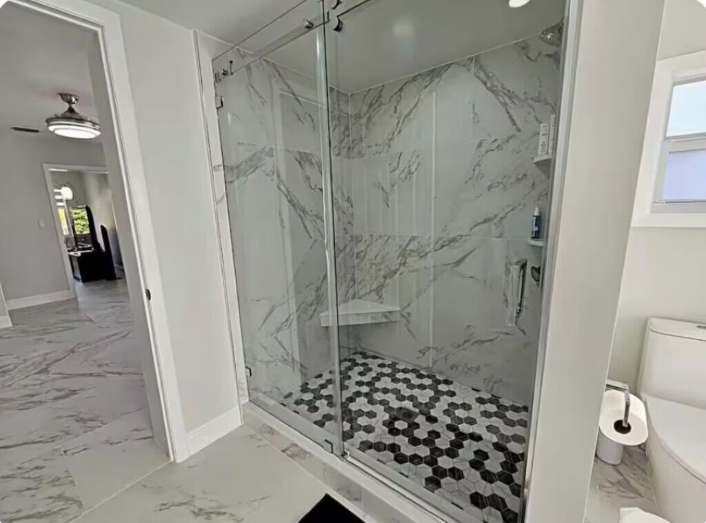 Regadera, secadora de cabello, bidet, toallas 