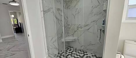 Regadera, secadora de cabello, bidet, toallas