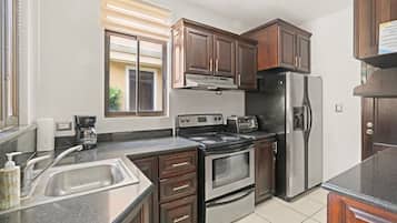 Coffee/tea maker, fridge, microwave, oven