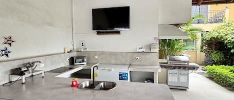 Cafetera y tetera, refrigerador, microondas y horno