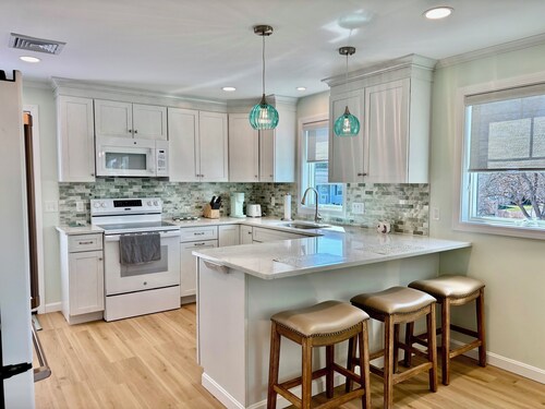 3 bdrm/2 full bath, 800 yrd walk to Beach, AC, Pt. Judith, Block Island ferry!