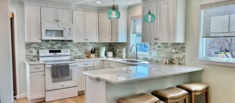 3 bdrm/2 full bath, 800 yrd walk to Beach, AC, Pt. Judith, Block Island ferry!