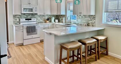 3 bdrm/2 full bath, 800 yrd walk to Beach, AC, Pt. Judith, Block Island ferry!
